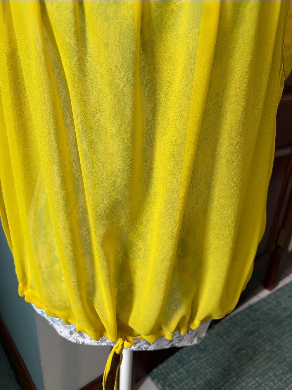 See by Chloé Top mostly sheer bright mustard yellow
Cropped/drawstring hem - Picture 3 of 12